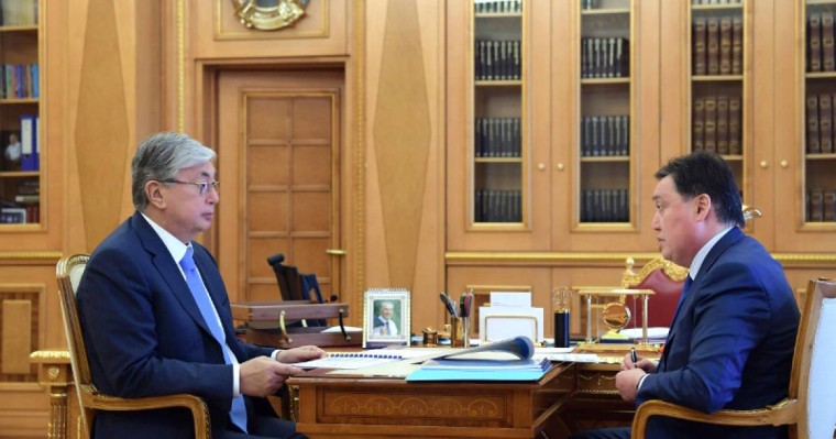 托卡耶夫总统接见政府总理马明