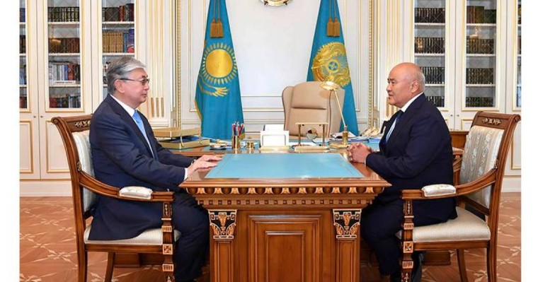 托卡耶夫总统接见突厥斯坦州州长舒克耶夫