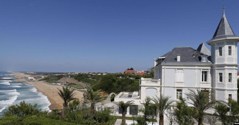 Биарриц билігі курорттағы екі үй Путиннің туыстарына тиесілі екенін растады