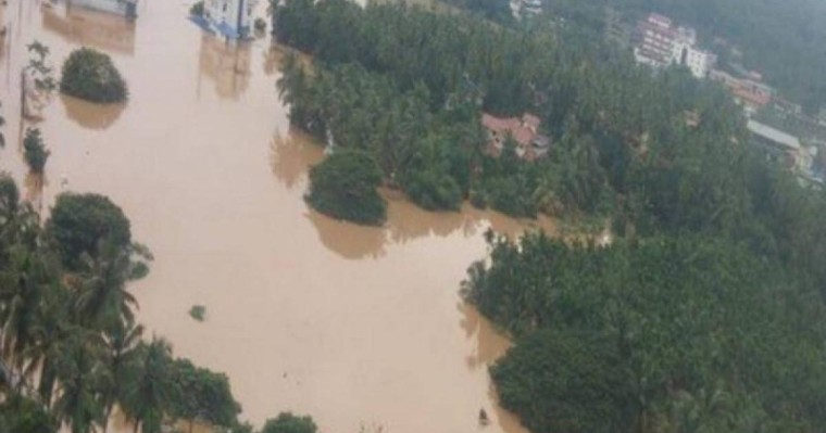 印度北部洪水泛滥多处山体滑坡