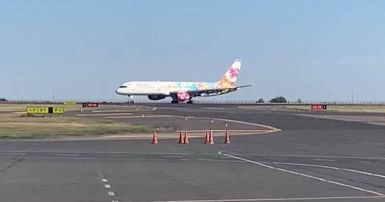 哈萨克斯坦一架飞往三亚的客机迫降首都机场