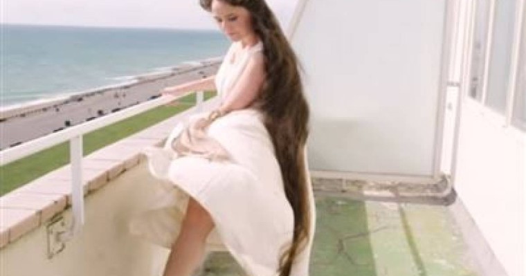 Әйел шашын өсіру үшін 20 жыл бойы жумаған