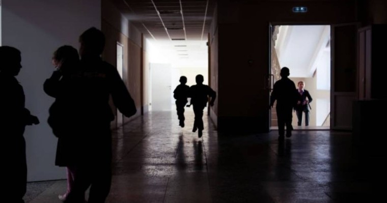 Нұр-Сұлтанда бес жыл бұрын салынған мектеп қирағалы тұр