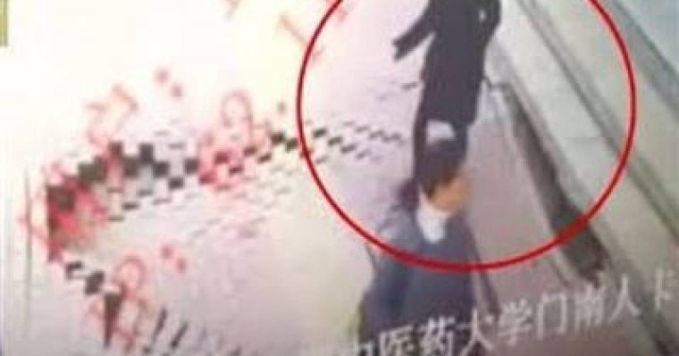 Көшеде келе жатқан әйелді жер жұтып қойды