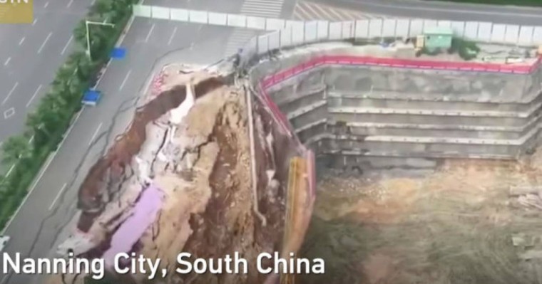 Қытайда қала ішіндегі жол ортасынан опырылып түсті– қорқынышты видео