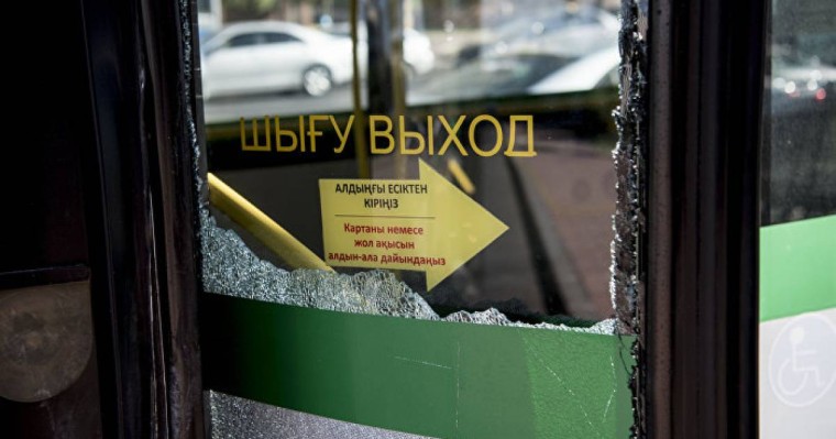 Алматыда автобус көпірден құлады