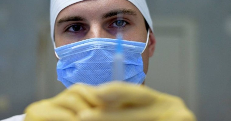 Бір жасар қыз екпеден кейін көз жұмды: дәрігерлер себебін түсіндірді