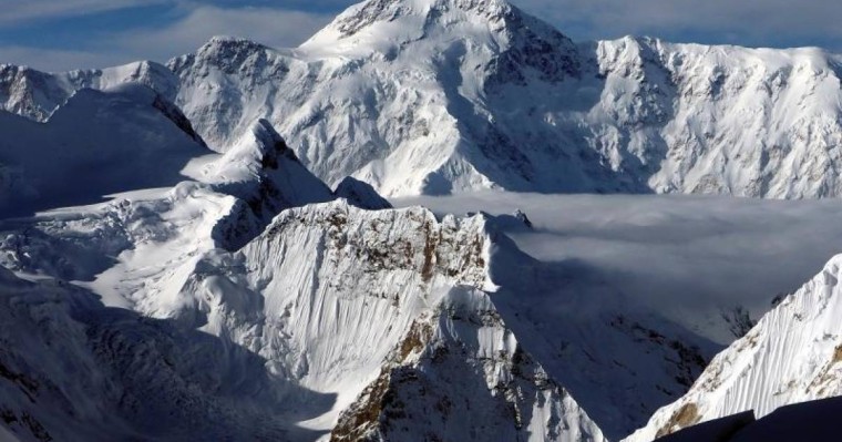 哈萨克斯坦登山者被困托木尔峰 一人死亡