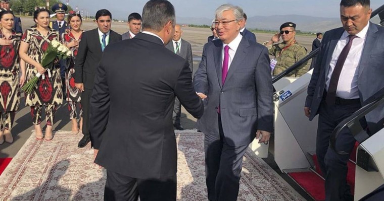 托卡耶夫总统飞抵杜尚别 将出席亚信第五次峰会