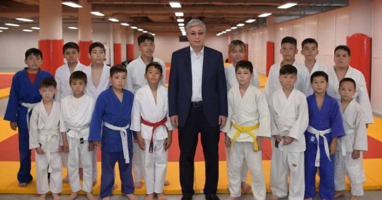 托卡耶夫总统向全国人民致以体育日的祝贺