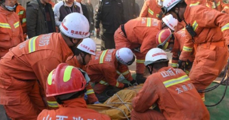 中国河源市区东江大桥凌晨突然坍塌，2车落水1人获救