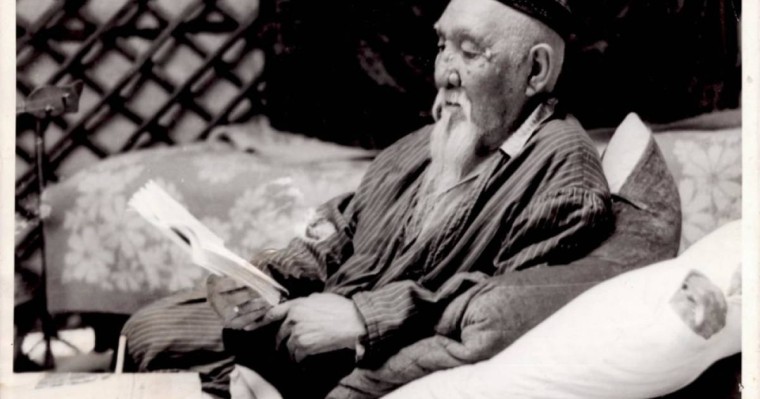 Өлең: Кенен Әзірбаев (Ұлы октябрь нұры)