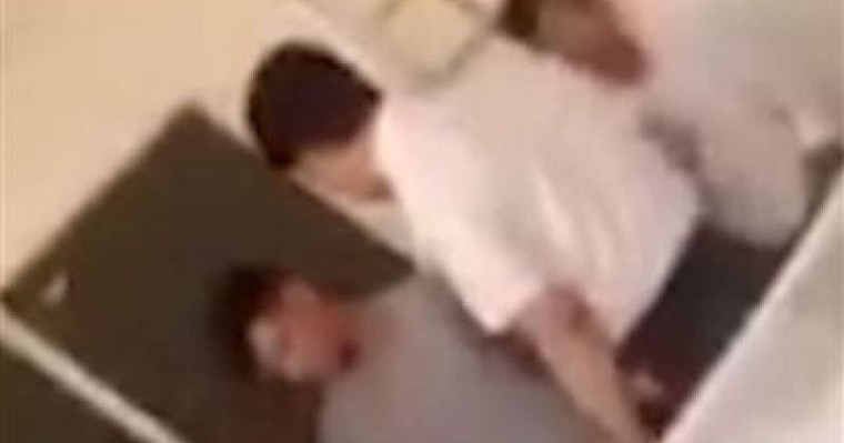 Оқушыларды балағаттап, ұратын мұғалімді жұмыстан шығарды