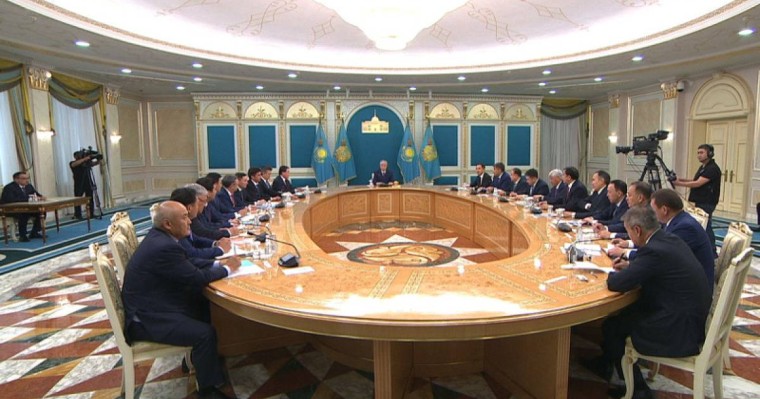 托卡耶夫总统接见直辖市市长和各州州长