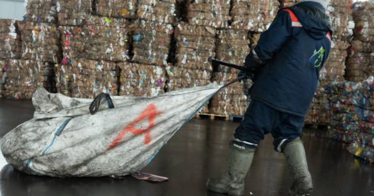 Қытай тұрғыны концертке бару үшін тонналаған қоқысты қопарып шықты