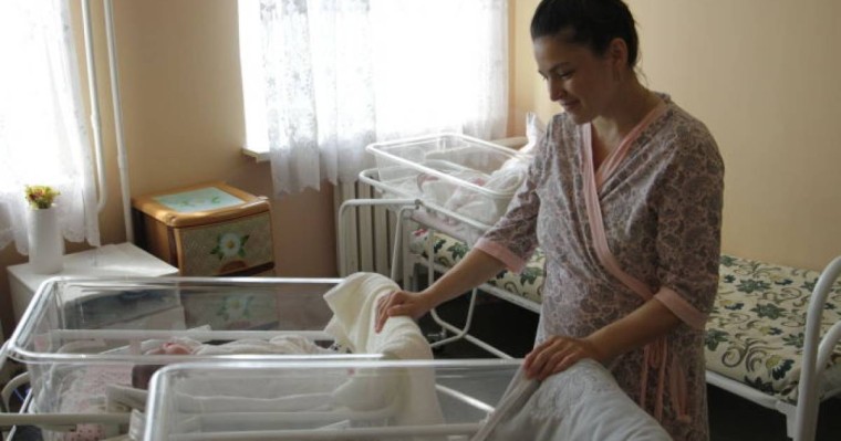 Оралда келіншек егіздердің біреуін араға 2 ай салып босанды