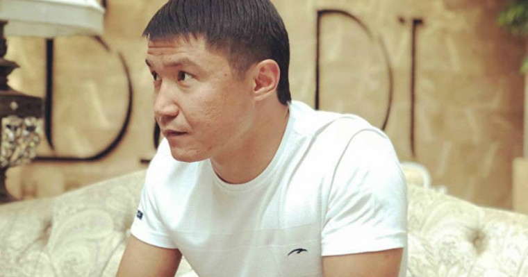 Қазақ жігіттерін масқаралаған белгілі әншінің басы дауға қалды