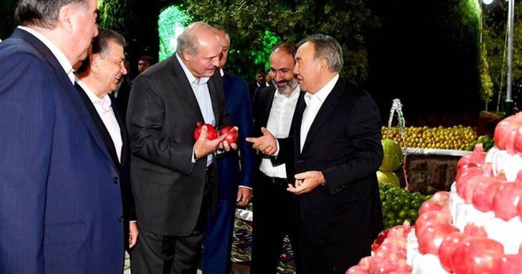 首任总统新闻秘书在社交媒体上公布纳扎尔巴耶夫个人存档照片