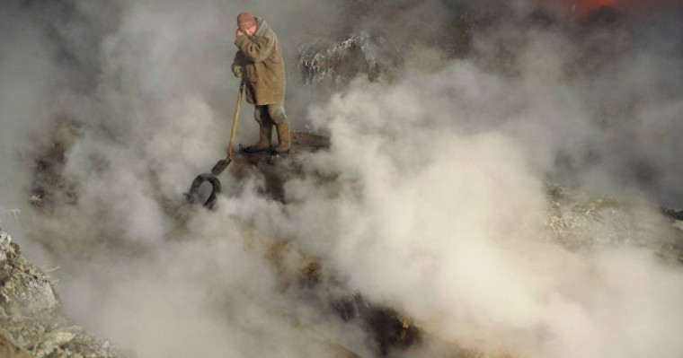 Алматының қақ ортасында жылу құбыры жарылды: зардап шеккендер бар