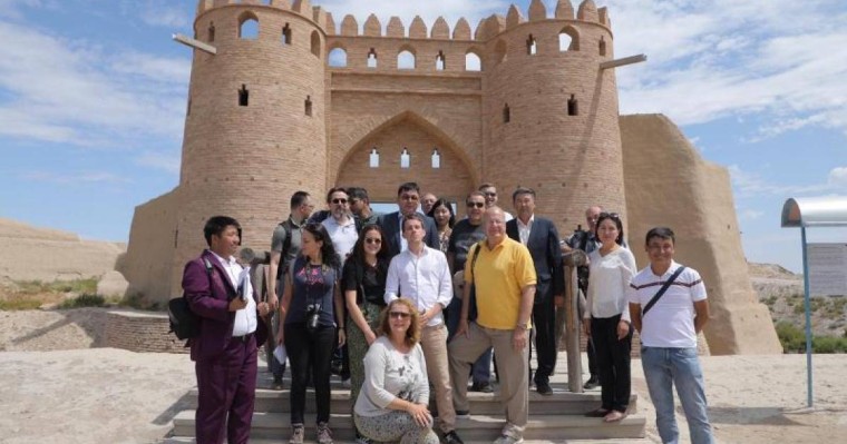 外国媒体团游览突厥斯坦州旅游景点