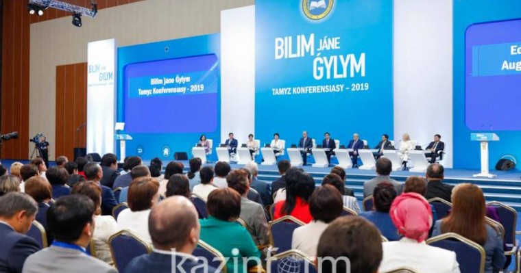 托卡耶夫总统出席教育领域“8月研讨会”