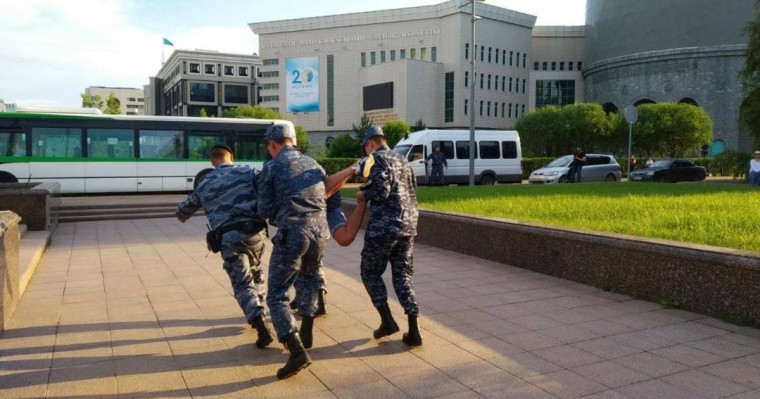 Бас прокуратура "заңсыз митингіге шыққан" 950-ден аса адамның жазаланғанын хабарлады