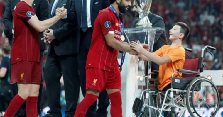 总统发推文赞扬哈萨克斯坦先天性无退男孩的坚强意志