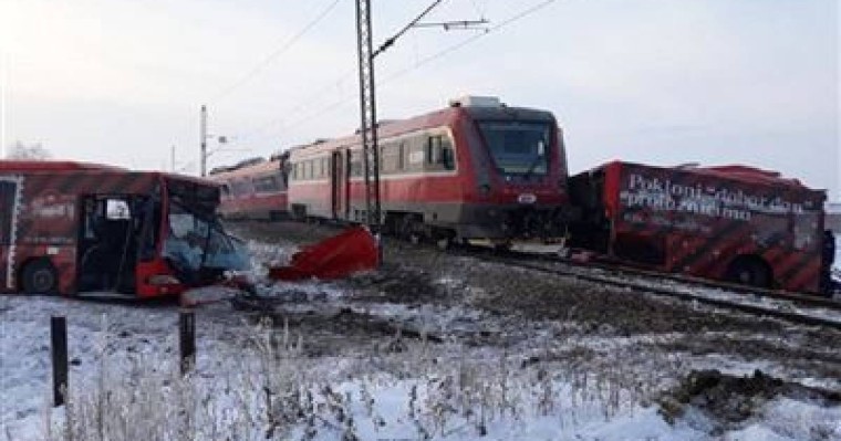 Автобус пен пойыз соқтығысып, 22 адам зардап шекті