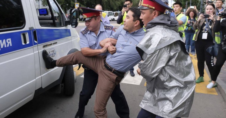 Алматы полициясы жүзден астам адамды ұстады