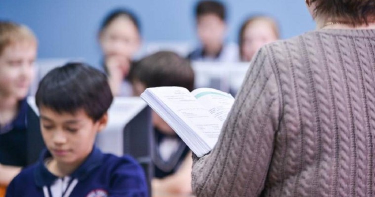 总统：国家将进一步提高教育和医疗卫生领域工作人员地位