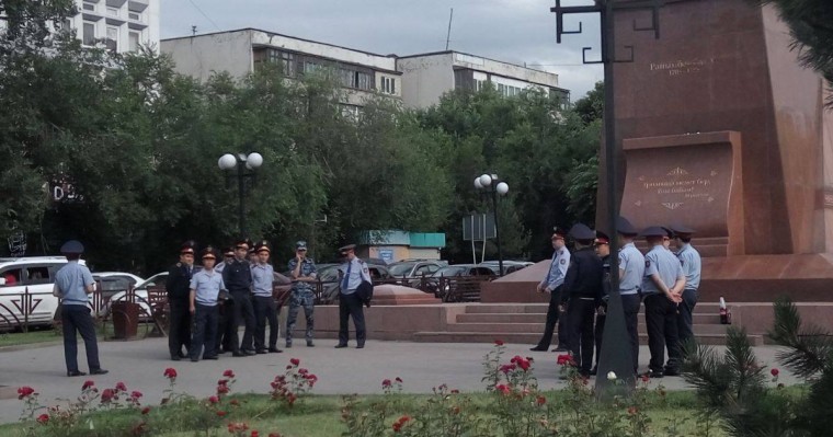 Алматыда полиция кем дегенде алты адамды ұстап әкетті