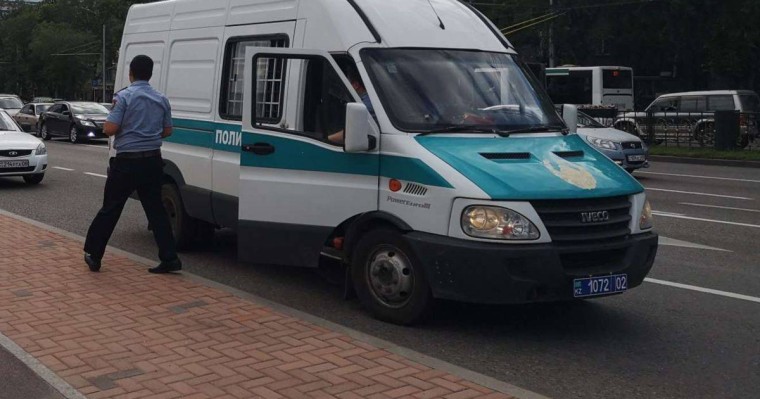 Алматылық белсенді "саяси тұтқындарды босату" талабымен пикет өткізді