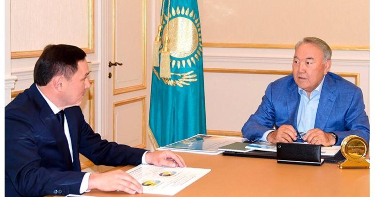 首任总统接见阿克莫拉州州长