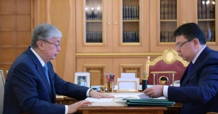 托卡耶夫总统接见能源部部长波兹姆巴耶夫