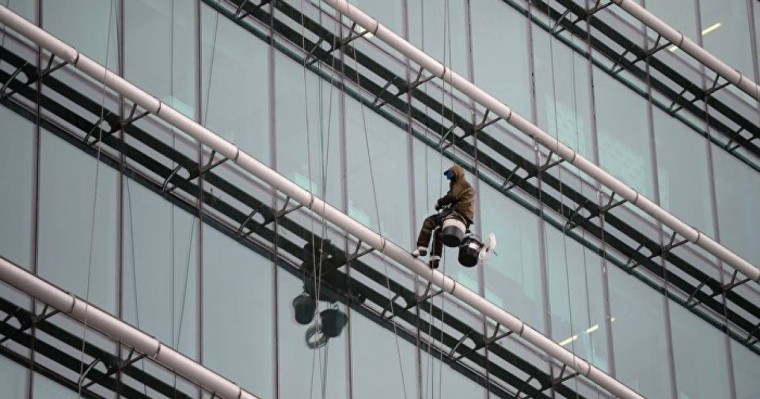 Зейнеткер тұрғын үйде ілініп тұрған альпинистердің арқанын кесіп жіберді