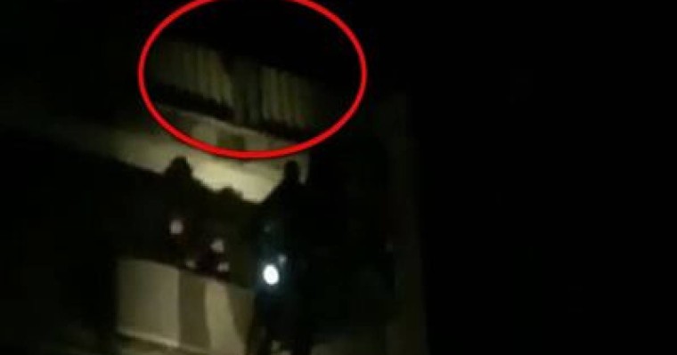 Ақтауда ер адам үйдің шатырынан секірмек болды