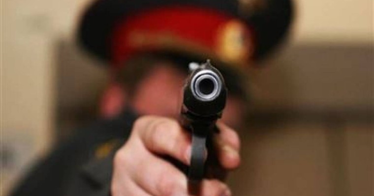 Тәртіп бұзушыны ұстамақ болған полицей өзін атып алды