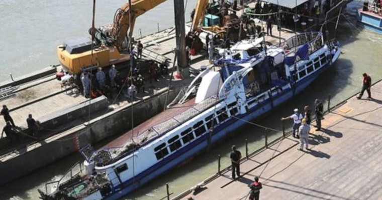 匈牙利沉船被打捞出水