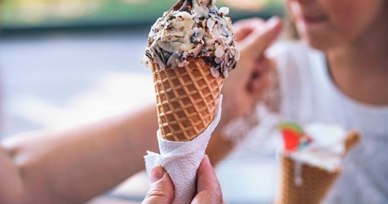 Дүкеннен балмұздақ алмақ болған қызды тоқ ұрды