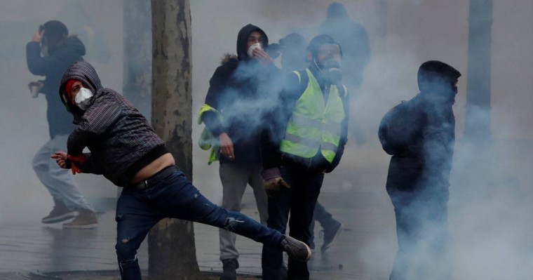 Парижде наразылық шеруінде отыздан аса адам ұсталған