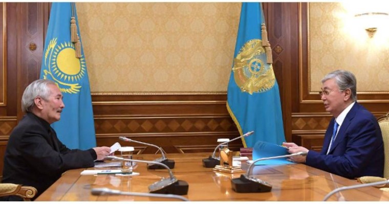 托卡耶夫接见著名作家斯玛胡勒•叶鲁拜