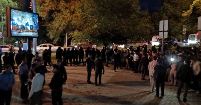 Жүздеген адам ақын Ринат Зайытовты босатуды талап етті