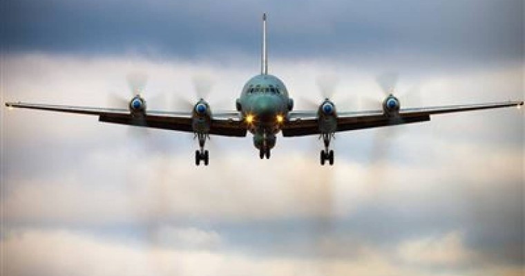 Ұшақ қозғалтқышының қаптамасы жолаушылардың көз алдында шашылып қалды