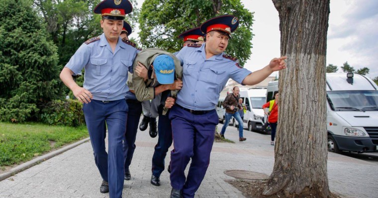 «Жай жүрмін!» Алматы полициясы адамдарды қалай ұстады?