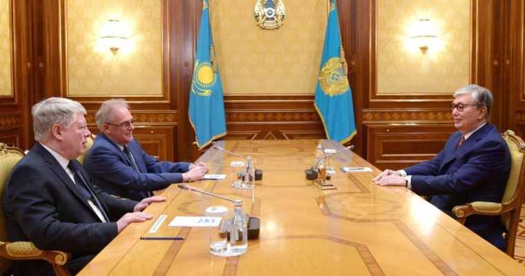 托卡耶夫会见俄罗斯驻哈大使波洛达夫金