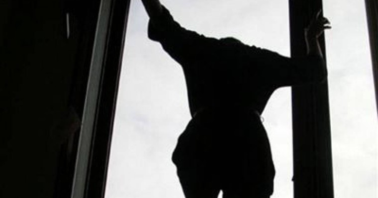 Шымкентте полицейлер балконнан секірмек болған әйелді құтқарып қалды