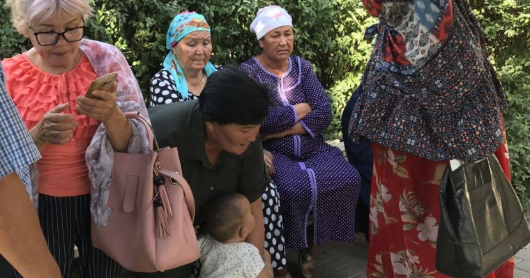 Билік уәде еткен 100 мың теңгені алмаған арыстықтар әкімдікке келді