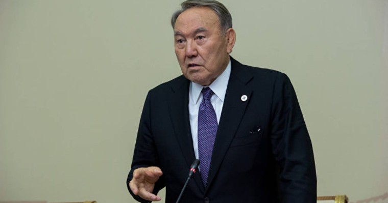 Назарбаев жөтеліп отырған екі әйелге өз қолымен дәрі апарып берді – видео  