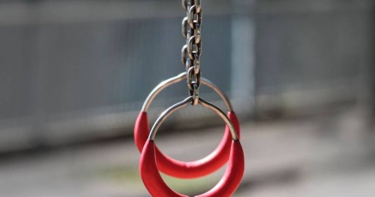 Гимнаст қыз аса күрделі трюк кезінде екі аяғын сындырды – жантүршігерлік видео