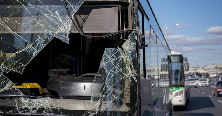 Қазақстандық туристер мінген автобус Ыстықкөлде жыраға түсіп кетті – фото